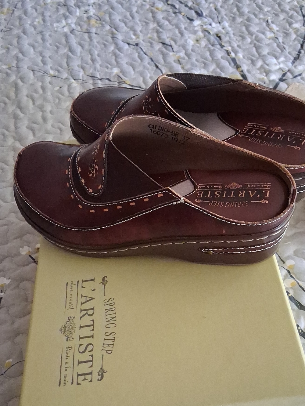 L'ATISTE Women's Dark Brown Leather Slip-On Clogs